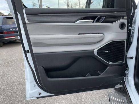 Used 2023 Jeep Wagoneer L Series III w/ Premium Group I image 7