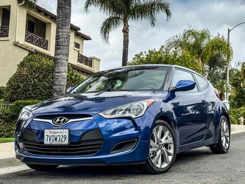 Used 2016 Hyundai Veloster FWD image 2
