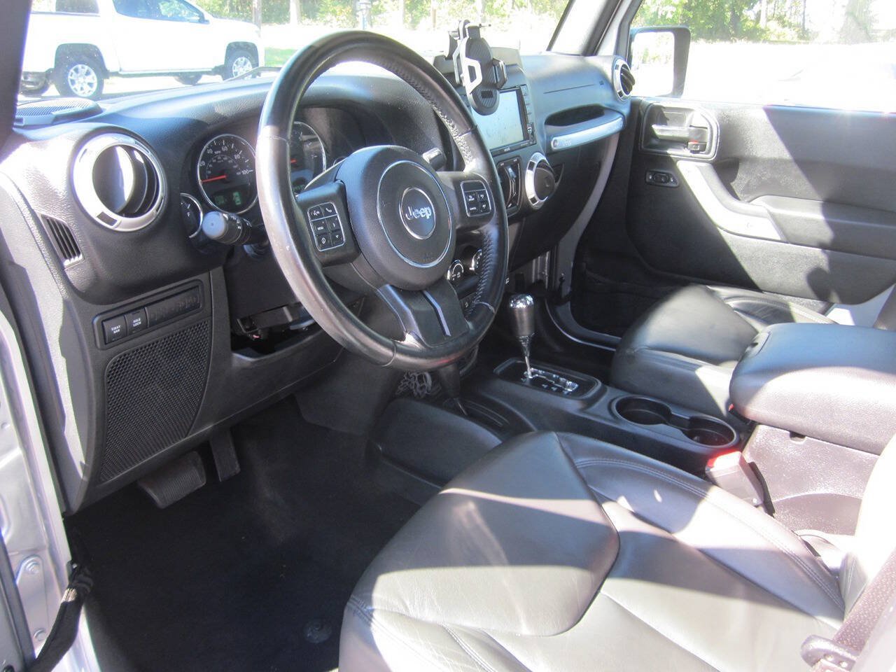 Used 2016 Jeep Wrangler Unlimited Rubicon w/ Max Tow Package AWD/4WD image 9