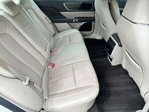 Used 2019 Lincoln Continental Select w/ Continental Climate Package FWD image 16