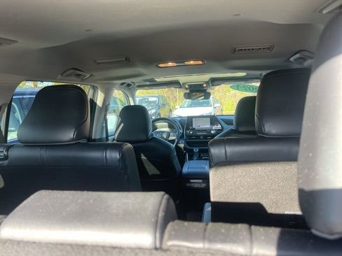 Used 2024 Toyota Highlander XLE image 6