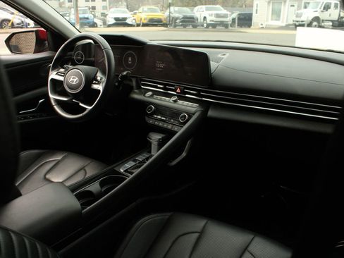 Used 2025 Hyundai Elantra Limited image 22