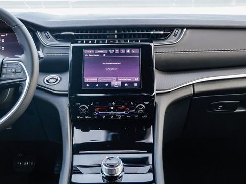 New 2025 Jeep Grand Cherokee Altitude image 14