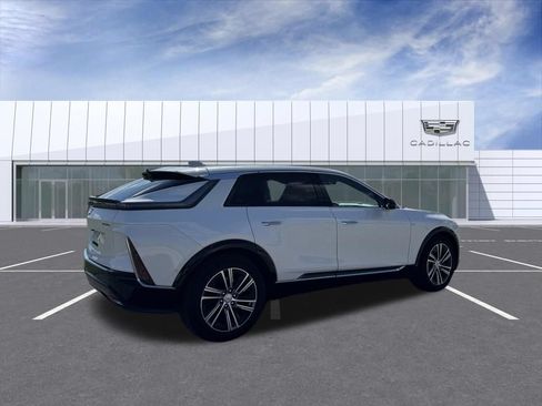 Certified 2025 Cadillac Lyriq Luxury AWD/4WD image 3