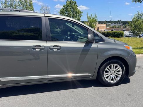 Used 2014 Toyota Sienna XLE image 34