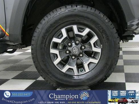 Used 2021 Toyota Tacoma TRD Off-Road image 3
