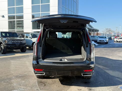 Used 2024 Cadillac Escalade ESV Premium Luxury image 33