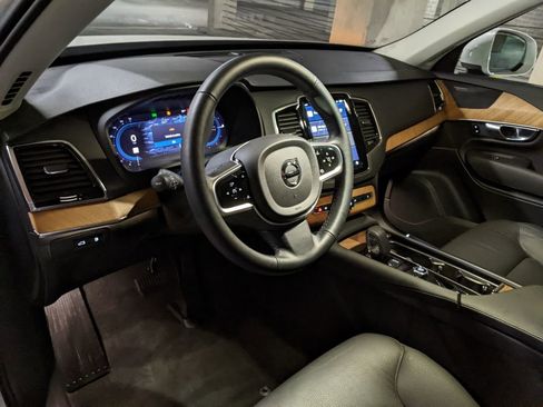 Certified 2025 Volvo XC90 T8 Plus w/ Protection Package Premier image 8