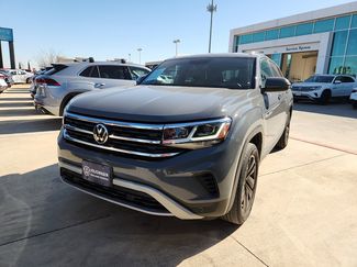 Used 2022 Volkswagen Atlas Cross Sport SE w/ Black Wheel Package video 3