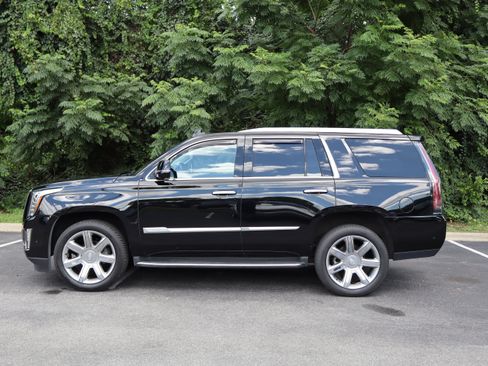 Used 2017 Cadillac Escalade Premium Luxury RWD image 3