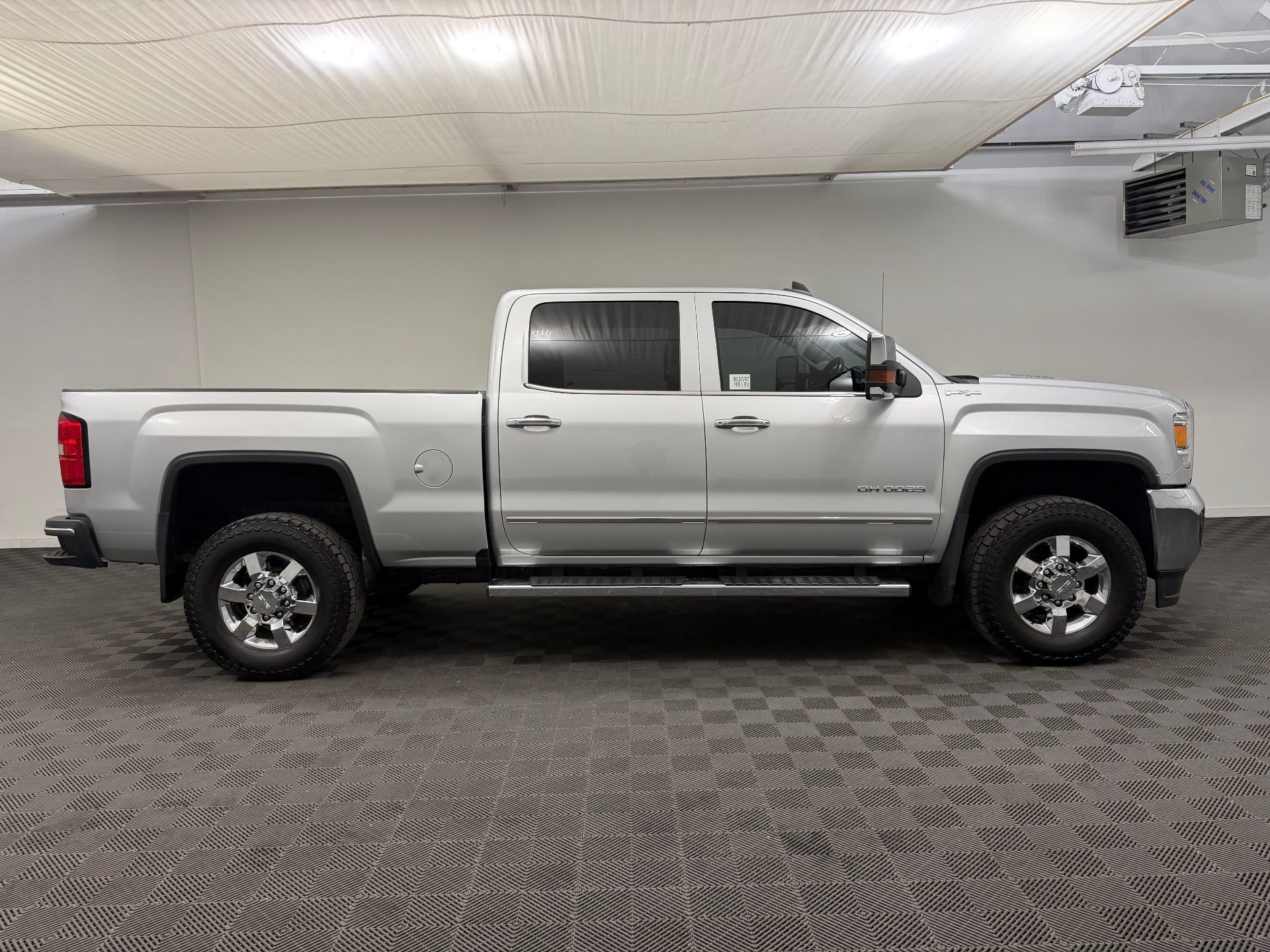 Used 2016 GMC Sierra 2500 SLT w/ Duramax Plus Package AWD/4WD image 8