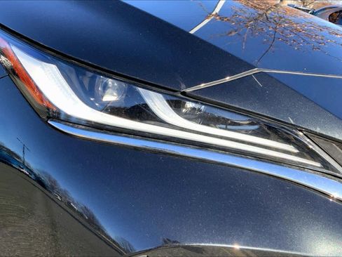 Used 2022 Toyota Venza Limited image 27