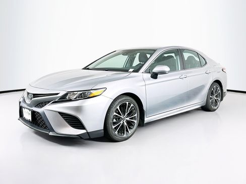 Used 2020 Toyota Camry SE w/ Convenience Package FWD image 3