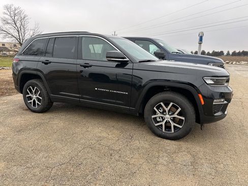 Used 2025 Jeep Grand Cherokee Limited w/ Luxury Tech Group II image 7