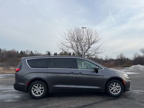 Used 2023 Chrysler Pacifica Touring-L image 3