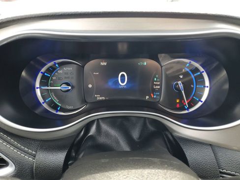 Used 2024 Chrysler Pacifica Premium image 14