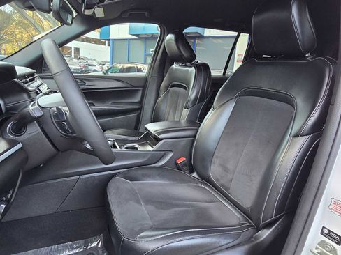 Used 2024 Jeep Grand Cherokee Altitude image 21