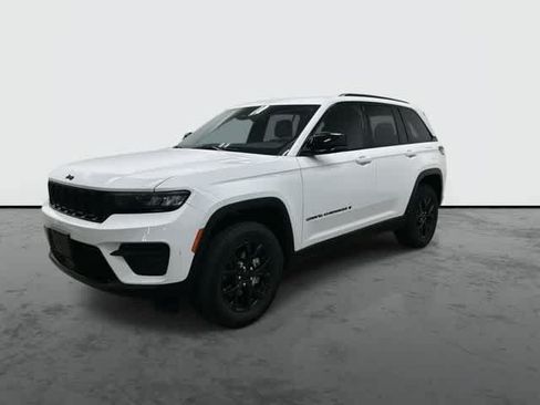 Used 2024 Jeep Grand Cherokee Altitude RWD image 8