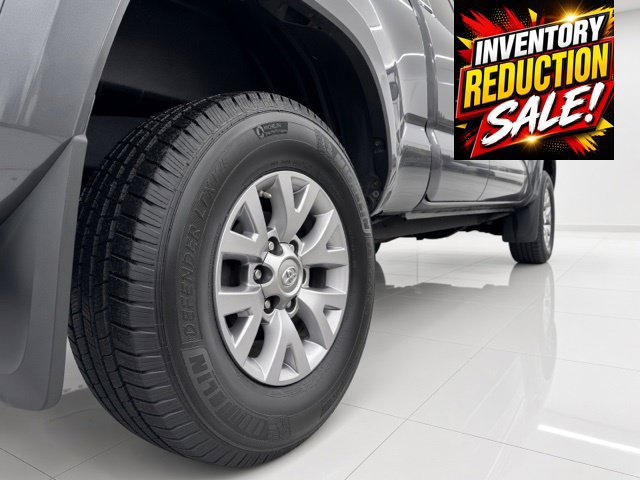 Used 2018 Toyota Tacoma SR5 AWD/4WD image 11