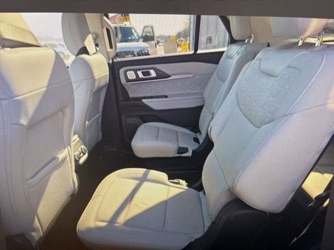 Used 2025 Ford Explorer Platinum w/ LUX Leather Package image 6