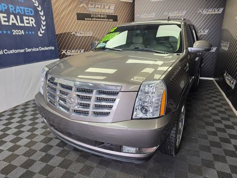 Used 2012 Cadillac Escalade Luxury RWD image 2