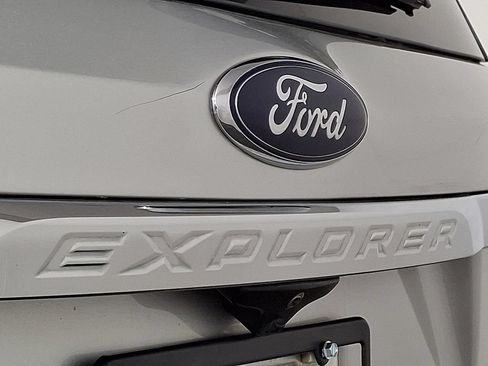 Used 2018 Ford Explorer XLT FWD image 29