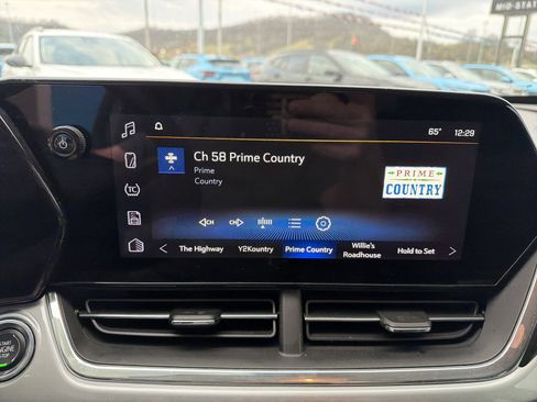 Used 2025 Chevrolet Trax LT w/ LT Convenience Package FWD image 21