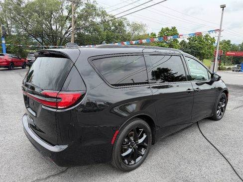 Used 2022 Chrysler Pacifica Touring-L w/ S Appearance Package FWD image 6