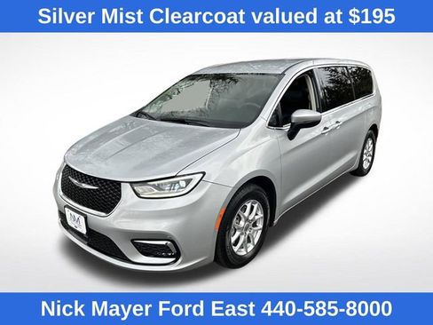 Used 2023 Chrysler Pacifica Touring-L FWD image 3
