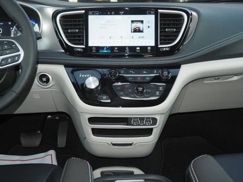 Used 2024 Chrysler Pacifica Touring-L image 18