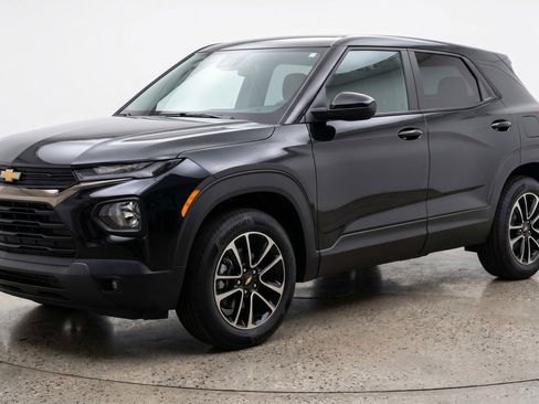 Used 2025 Chevrolet TrailBlazer LT AWD/4WD image 3