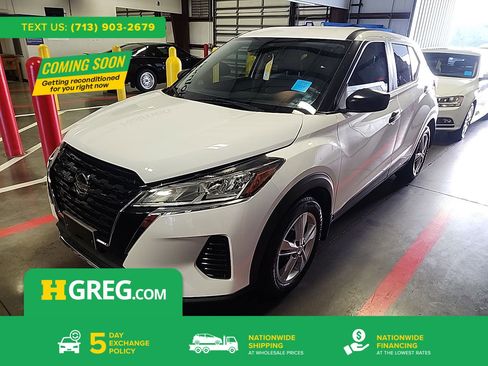 Used 2021 Nissan Kicks S image 1