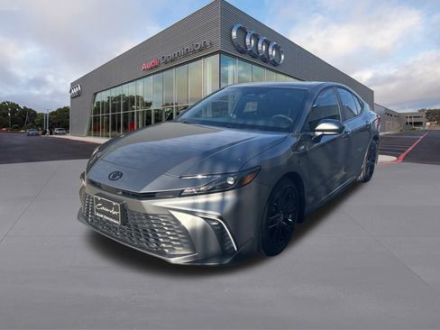 Used 2025 Toyota Camry SE image 1