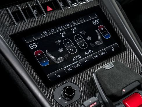 Used 2024 Lamborghini Urus Performante AWD/4WD image 28