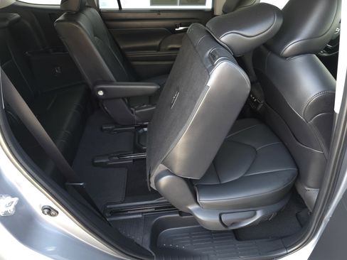 Used 2021 Toyota Highlander XLE image 39