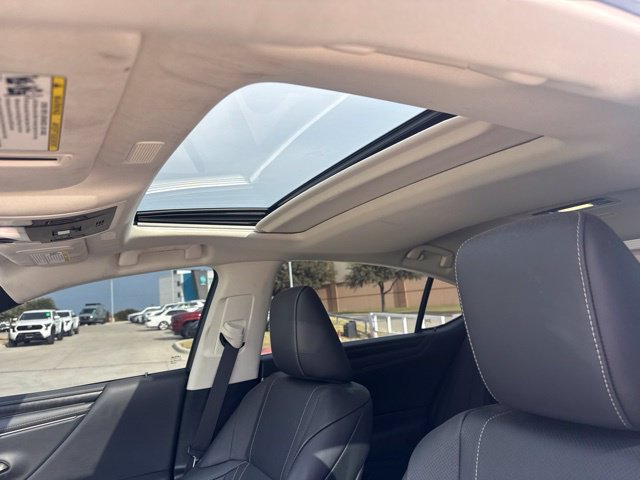 Used 2025 Lexus ES 300h w/ Luxury Package FWD image 9