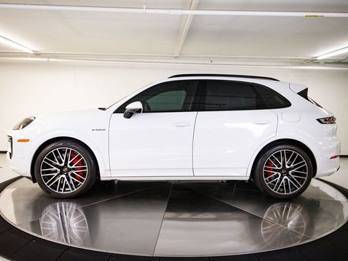 Certified 2025 Porsche Cayenne Turbo AWD/4WD image 2