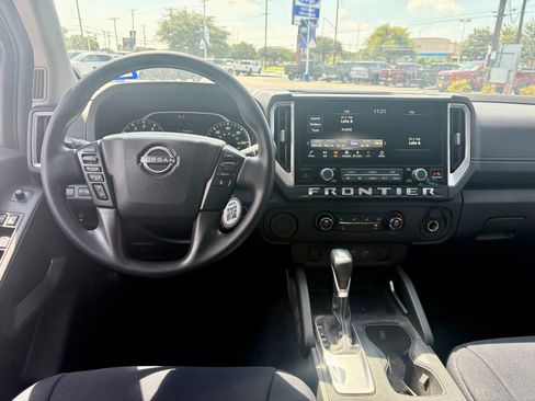 Used 2025 Nissan Frontier SV RWD image 10