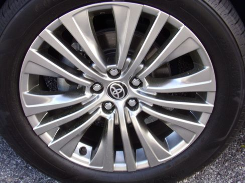 Used 2022 Toyota Venza Limited w/ Advanced Technology Package image 18