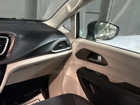 Used 2017 Chrysler Pacifica Touring FWD image 26