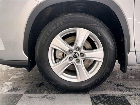Used 2023 Toyota Highlander LE AWD/4WD image 8