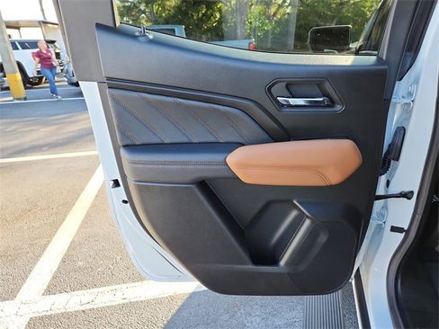 Certified 2025 GMC Canyon AT4 image 9