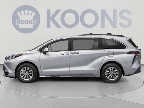 Used 2025 Toyota Sienna LE FWD image 4