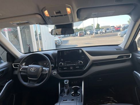 Used 2025 Toyota Highlander LE image 35