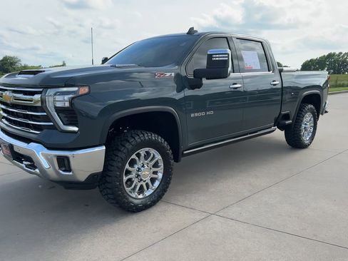 Used 2025 Chevrolet Silverado 2500 LTZ w/ LTZ Premium Package AWD/4WD image 4