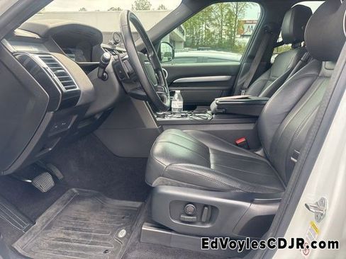 Used 2020 Land Rover Discovery Landmark image 8