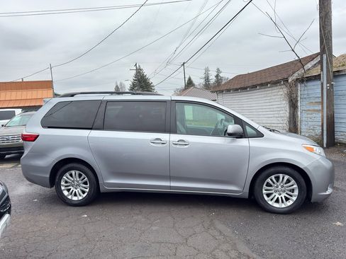 Used 2017 Toyota Sienna XLE image 7