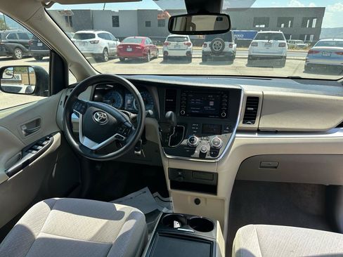 Used 2018 Toyota Sienna LE w/ Protection Package FWD image 11
