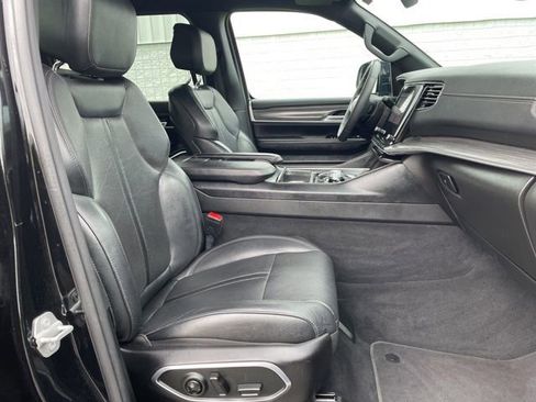 Used 2023 Jeep Wagoneer L Series II image 18