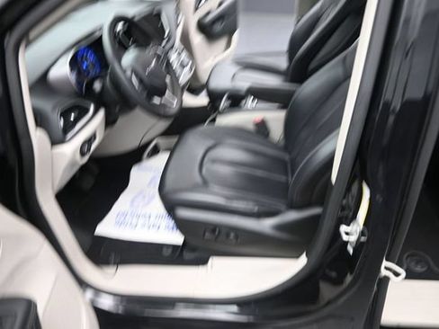 Used 2023 Chrysler Pacifica Touring-L FWD image 18